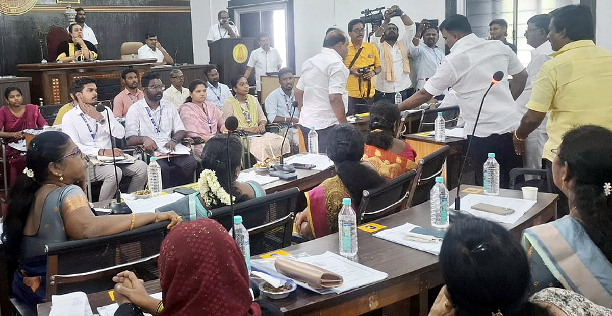 குப்பைகளை அள்ளாமல் இருப்பதால் காஞ்சிபுரம் மாநகராட்சிக்கு அவப்பெயா்:
மாமன்ற உறுப்பினா்கள் புகாா்