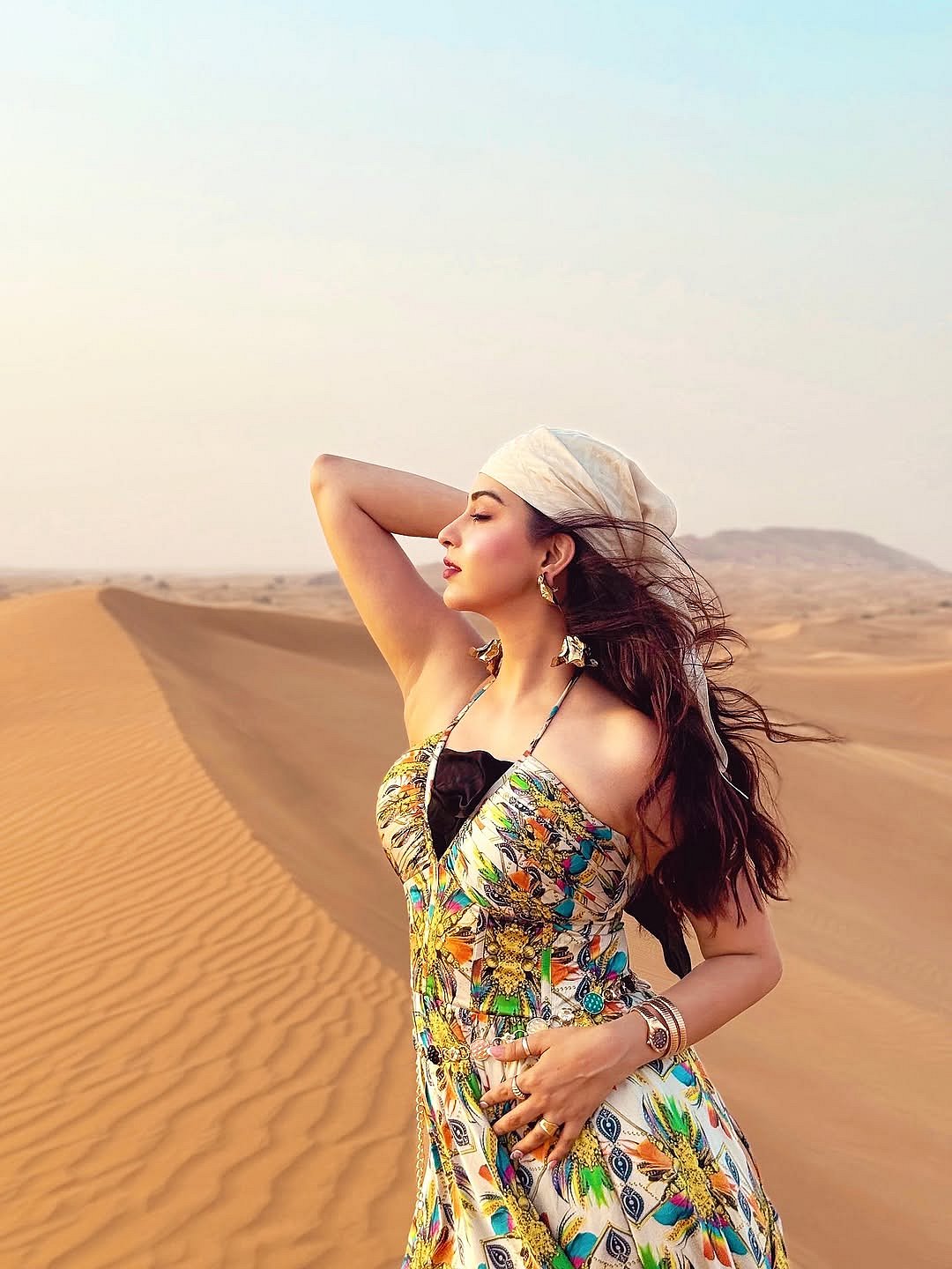 மேனி தொடும் பொற்காற்று... ஈஷான்யா மகேஸ்வரி! 