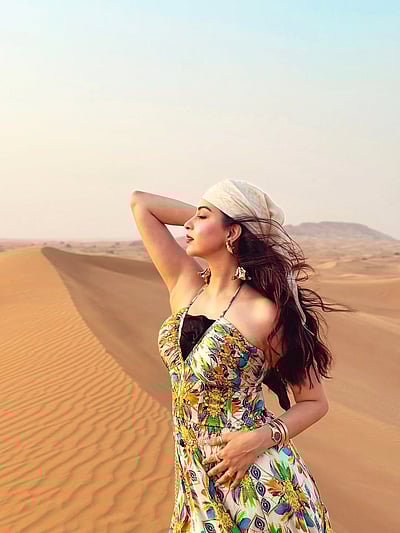 மேனி தொடும் பொற்காற்று... ஈஷான்யா மகேஸ்வரி! 