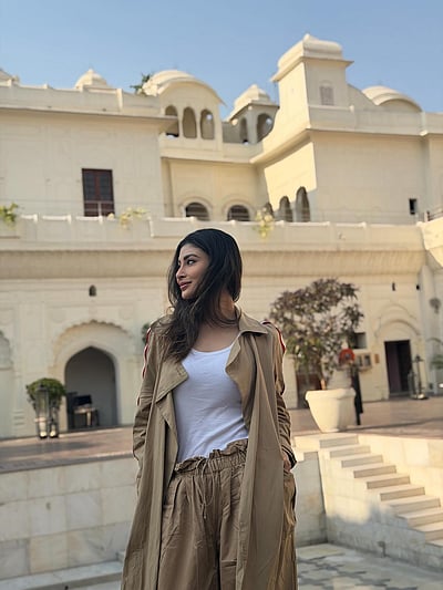 அழகின் சம்மேளனம்... மௌனி ராய்!