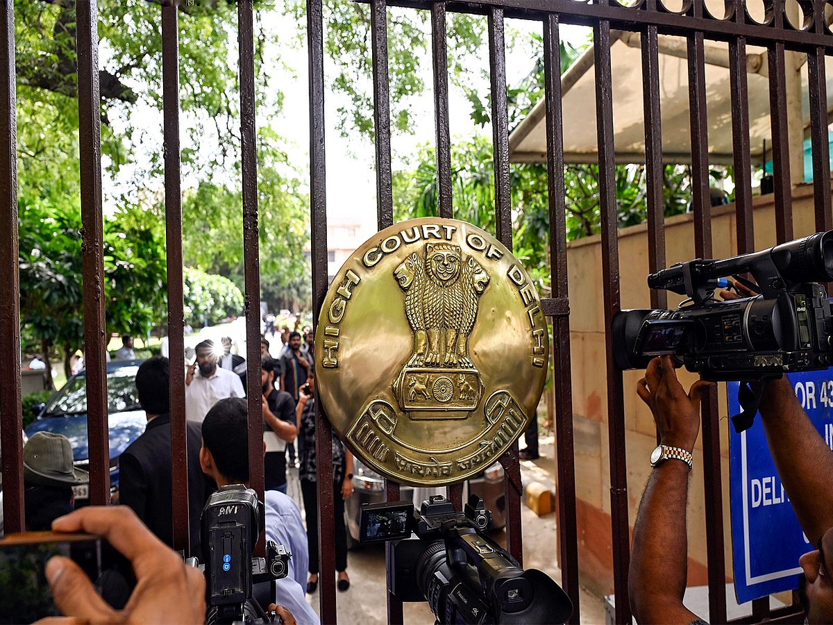 தில்லியில் காற்று மாசுவைக் கட்டுப்படுத்தக் கோரி
உயா்நீதிமன்றத்தில் பொதுநல மனு தாக்கல்!