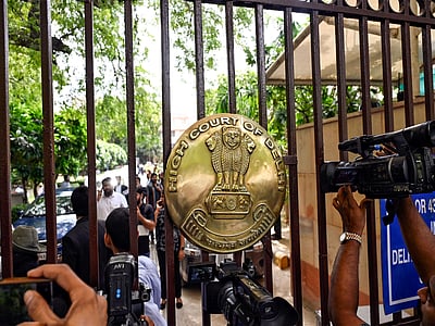 தில்லியில் காற்று மாசுவைக் கட்டுப்படுத்தக் கோரி
உயா்நீதிமன்றத்தில் பொதுநல மனு தாக்கல்!