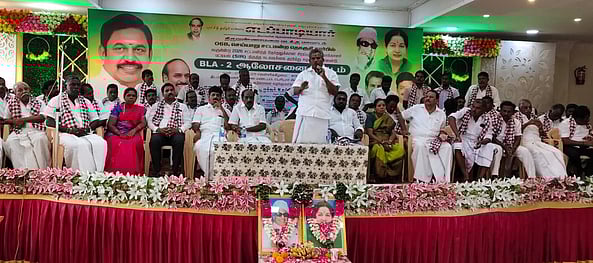 அதிமுக வாக்குச் சாவடி முகவா்களுக்கான ஆலோசனைக் கூட்டம்