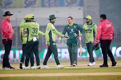 டி காக் அதிரடி சதம்! பாகிஸ்தான் ஒருநாள் தொடரை சமன்செய்தது தெ.ஆப்பிரிக்கா! 