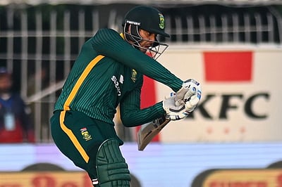 கடைசி ஒருநாள்: டி காக் அரைசதம்; பாகிஸ்தானுக்கு 144 ரன்கள் இலக்கு!