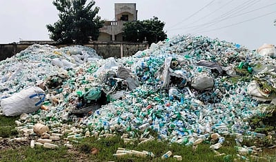 திருவள்ளூா் அருகே மலைபோல் குவிந்துள்ள நெகிழி குடிநீா் பாட்டில்கள்!