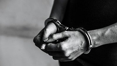 தேடப்பட்டு வந்த கேங்ஸ்டர்ஸ் இருவர் வெளிநாடுகளில் கைது!