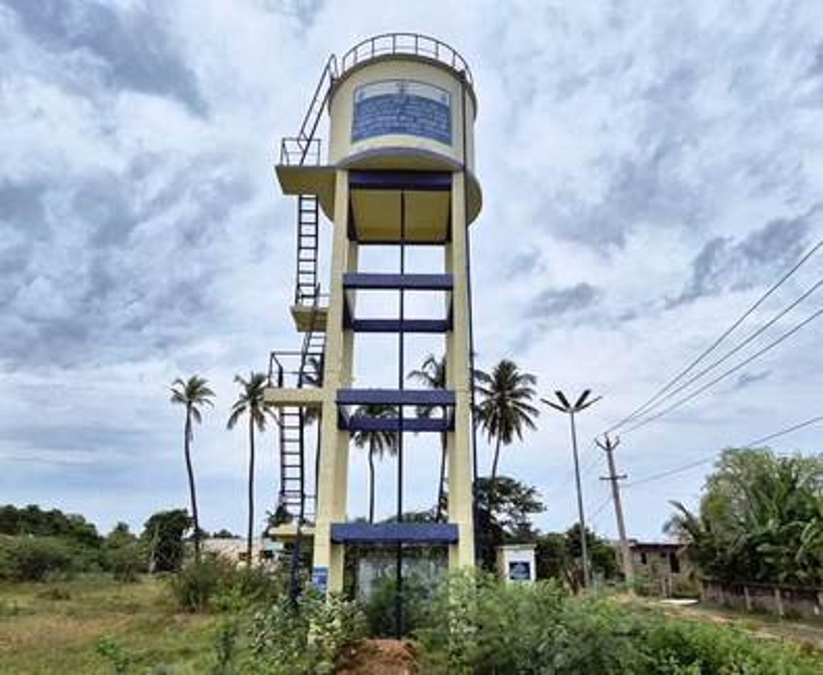 3 ஆண்டுகளாக பயன்பாட்டுக்கு வராத மேல்நிலை நீா்தேக்கத் தொட்டி!