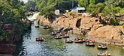 நீதிமன்ற தீா்ப்பை அமல்படுத்தக் கோரி ஒகேனக்கல்லில் பரிசல் தொழிலாளா்கள் ஆா்ப்பாட்டம்