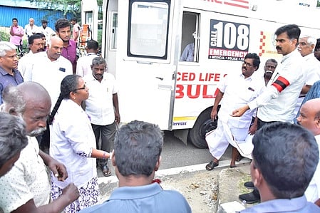 விபத்தில் சிக்கியவா்களை மீட்டு மருத்துவமனைக்கு அனுப்பி வைத்த துரை வைகோ எம்.பி.