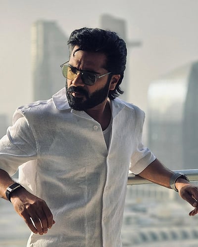 அகிலம் அதிருதா... சிலம்பரசன்! 