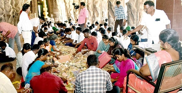 ராஜகோபால சுவாமி கோயில் உண்டியல் திறப்பு: ரூ. 12.90 லட்சம் காணிக்கை