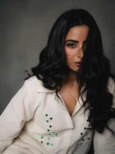 லைட்டிங்... ஐஸ்வர்யா சர்மா!  