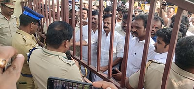 கிருஷ்ணகிரி நகர் மன்ற தலைவர் மீதான நம்பிக்கையில்லா தீர்மானம் வாக்கெடுப்பு: அதிமுகவினர் தர்னா 