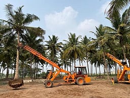 சமூக நோக்கில் பகட்டு வேண்டாம்!