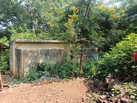 தீா்த்தமலையில் பூட்டிக் கிடக்கும் ஆடை மாற்றும் அறைகளை புனரமைத்து திறக்க வலியுறுத்தல்