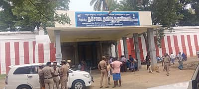 கோயிலுக்குள் காவலாளிகள் இருவர் வெட்டிக் கொலை! காவல் துறை விசாரணை! 