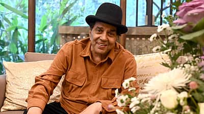 மருத்துவமனையில் இருந்து வீடு திரும்பினார் தர்மேந்திரா!