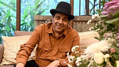 மருத்துவமனையில் இருந்து வீடு திரும்பினார் தர்மேந்திரா!