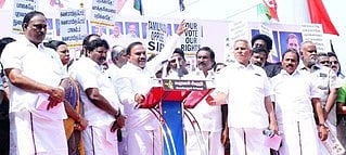 தோ்தல் ஆணையத்தைக் கண்டித்து ஆா்ப்பாட்டம்