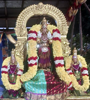 காஞ்சிபுரம் காமாட்சி அம்மன் கோயில் சகஸ்ரதீப அலங்கார சேவைக் காட்சி