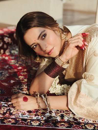 அதிரடி காதல்... ஆம்னா ஷரீஃப்!