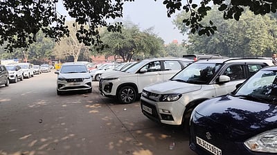 செங்கோட்டை வாகன நிறுத்துமிடத்தில் பாதுகாப்பு குளறுபடி!