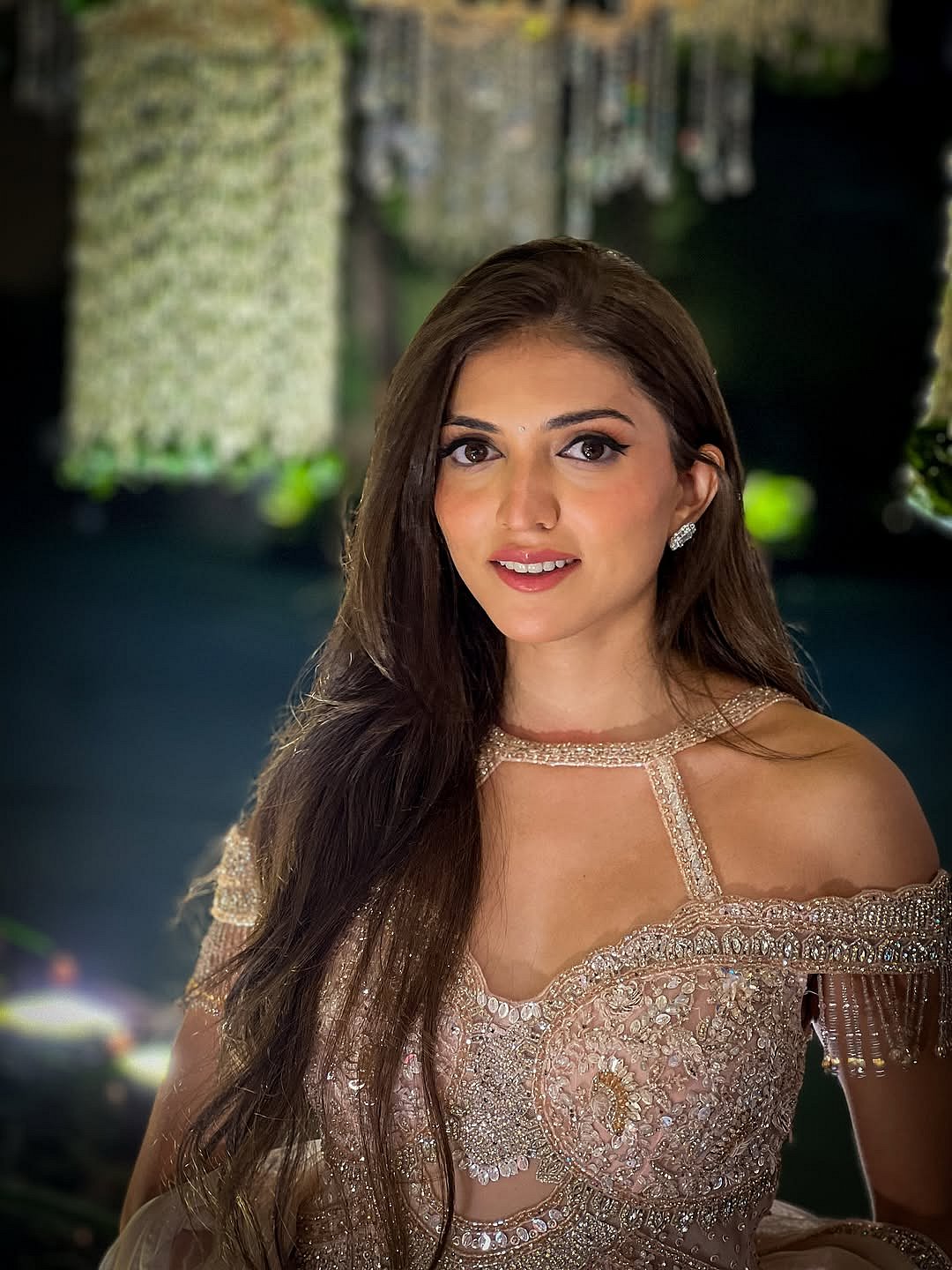 சிரித்துச் சிரித்து... ஸ்ருதி சின்ஹா!