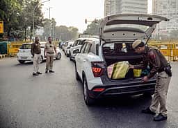 தில்லி-நொய்டா எல்லையில் ஆலைத் தொழிலாளா்கள் போராட்டம் - வன்முறையால் பதற்றம்: உஷாா் நிலையில் தில்லி காவல்துறை
