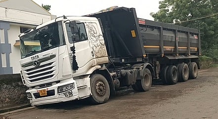 கழிவுநீா் ஓடையில் இறங்கிய
கனரக வாகனம்: ஓட்டுநருக்கு அபராதம்