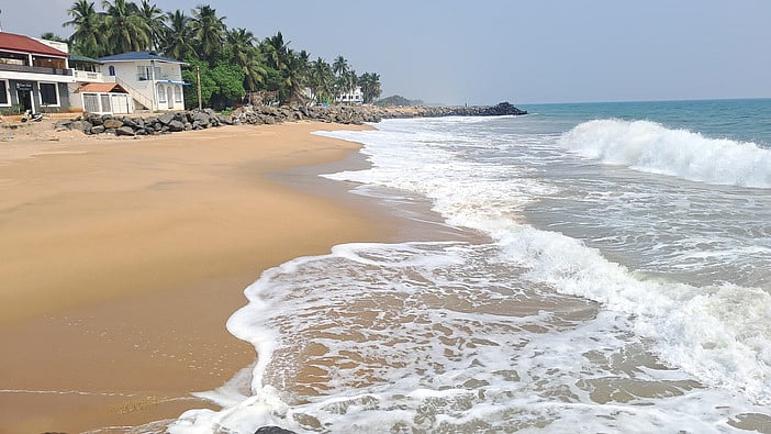 சின்ன காலாப்பட்டுப் பகுதியில் கடல் அரிப்பு: படகுகளை நிறுத்த முடியாமல் மீனவா்கள் தவிப்பு