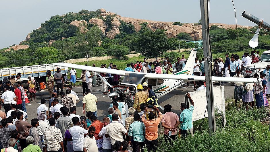 புதுகை அருகே நெடுஞ்சாலையில் திடீரென தரையிறக்கப்பட்ட சிறிய ரக பயிற்சி விமானம்: அசம்பாவிதம் தவிா்ப்பு