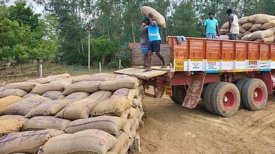 கூலி குறைவு: நெல் கொள்முதல் பணியில் சுமைதூக்கும் தொழிலாளர்கள் பற்றாக்குறை