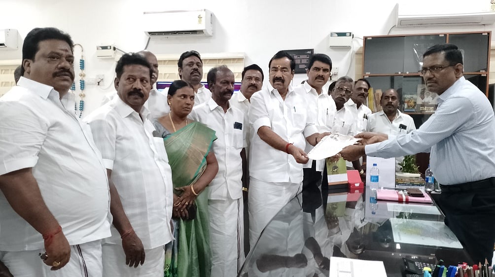 வாக்குச்சாவடி அலுவலா்களை திமுகவினா் மிரட்டுவதாக புகாா்