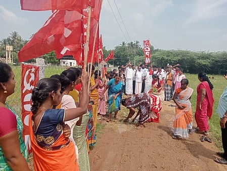 சாலையை சீரமைக்கக்கோரி நாற்று நடும் போராட்டம்