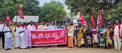 புதுகையில் ஏஐடியுசி உள்ளாட்சி 
தொழிலாளா்கள் ஆா்ப்பாட்டம்