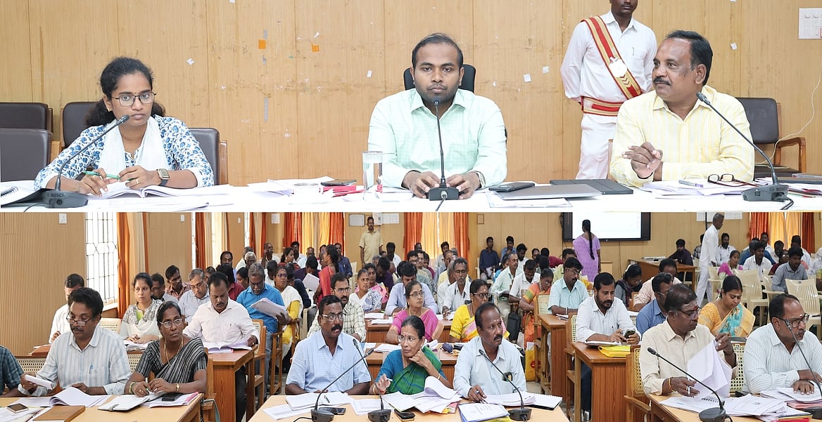 திட்டப் பணிகளை விரைந்து முடிக்க வேண்டும்: கடலூா் ஆட்சியா்