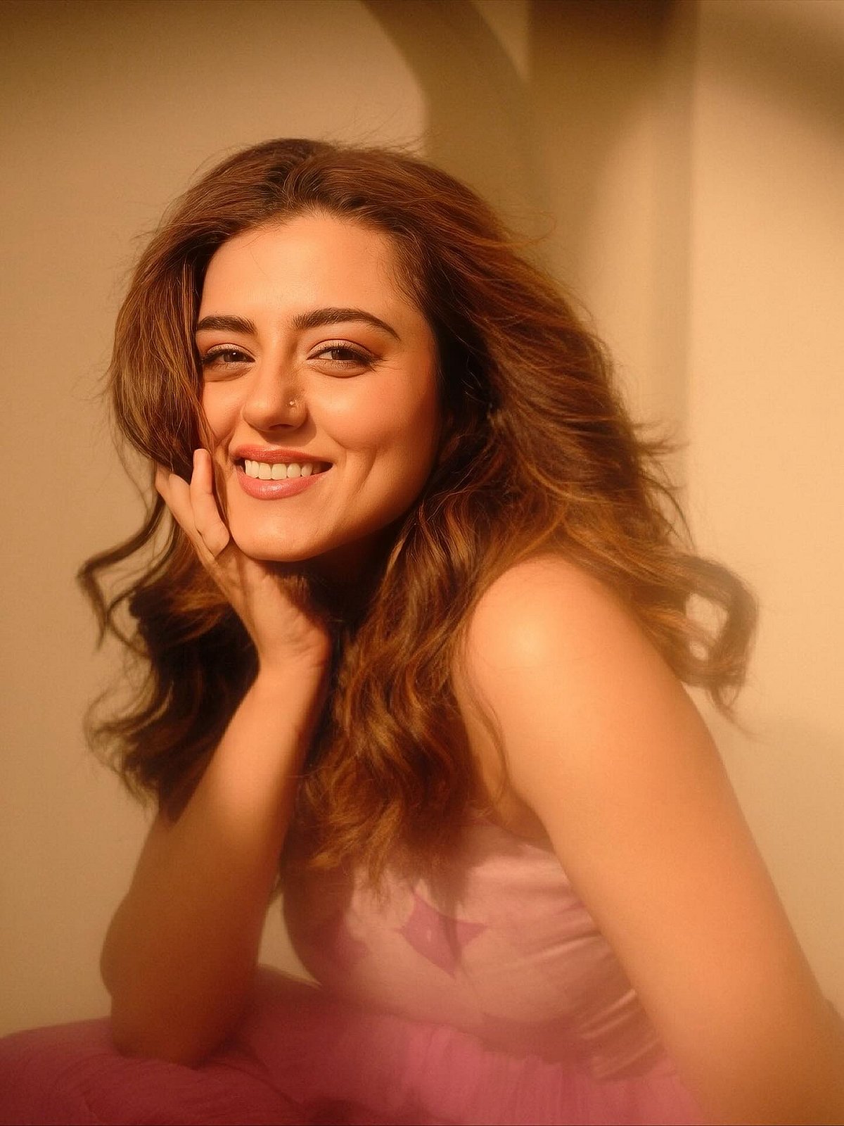 செல்லச் சிரிப்பு... ரித்தி டோக்ரா!