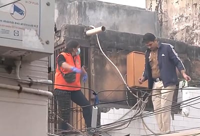 தில்லி காா் வெடிப்பு: கடையின் மேற்கூரையில் கிடந்த துண்டிக்கப்பட்ட கை மீட்பு!