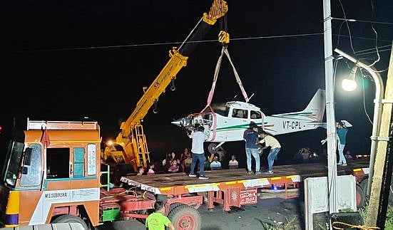 புதுகை அருகே சாலையில் இறக்கப்பட்ட பயிற்சி விமானம் சேலம் எடுத்துச் செல்லப்பட்டது