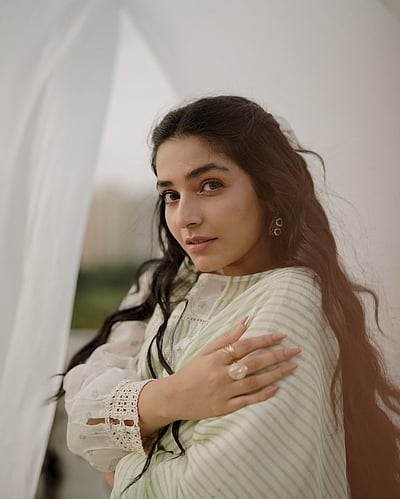 புது வெள்ளை மழை பொழிகின்றது... ரஜிஷா விஜயன்!