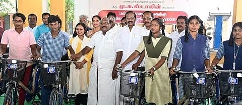 திருவிடைமருதூா் பள்ளியில் விலையில்லா சைக்கிள்கள்