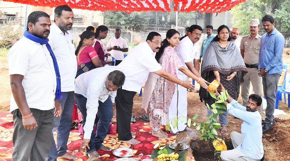 திருப்பத்தூரில் தோழி விடுதிக்கான அடிக்கல்:
ஆட்சியா், எம்எல்ஏ தொடங்கி வைத்தனா்