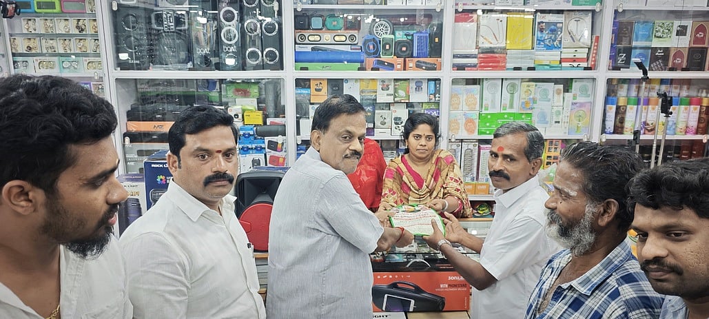 நான்கரை ஆண்டு பணிகள்: குமரியில் அதிமுக எம்எல்ஏ துண்டுப் பிரசுரம் விநியோகம்