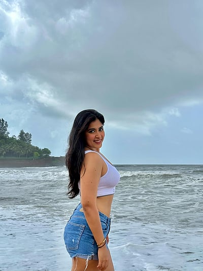 புதிய பாதைகள், புதிய பயணங்கள்... நிகிதா சர்மா!