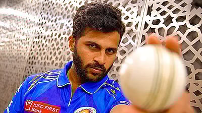 ஐபிஎல் வரலாற்றில் முதல்முறை... சாதனை படைத்த ஷர்துல் தாக்குர்! 