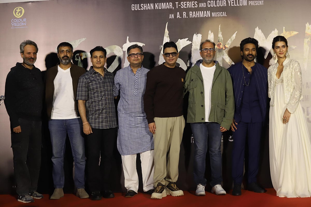 ஹிந்தி படமான 'தேரே இஷ்க் மெய்ன்' படத்தின் டிரெய்லர் வெளியீட்டு விழாவில் படக்குழுவினருடன் கலந்து கொண்ட நடிகர் தனுஷ்.