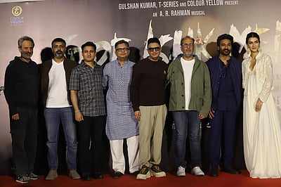 தேரே இஷ்க் மெய்ன் படத்தின் டிரெய்லர் வெளியீடு - புகைப்படங்கள்