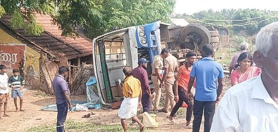 கூடங்குளம் அருகே அரசுப் பேருந்து கவிழ்ந்து 45 போ் காயம்