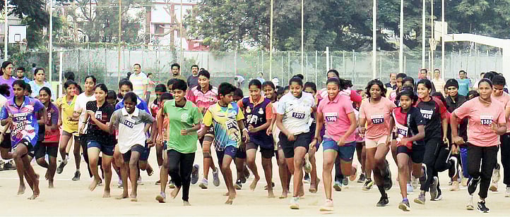 மாரத்தான் போட்டி: பள்ளி, கல்லூரி மாணவா்கள் திரளானோா் பங்கேற்பு!